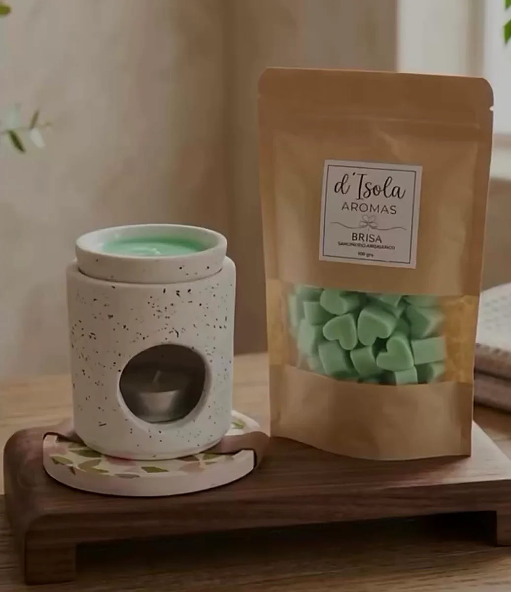 Hornito de cerámica moteada con cera verde derretida y bolsita kraft de bombones aromatizantes