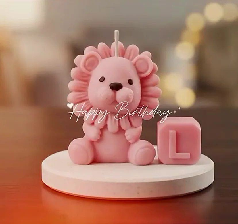 Leoncito de cera rosa con cubo de letra, souvenir de cumpleaños