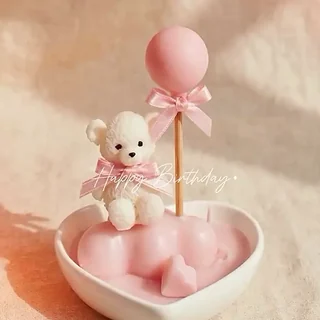 Osito de cera sobre un platito con forma de corazón