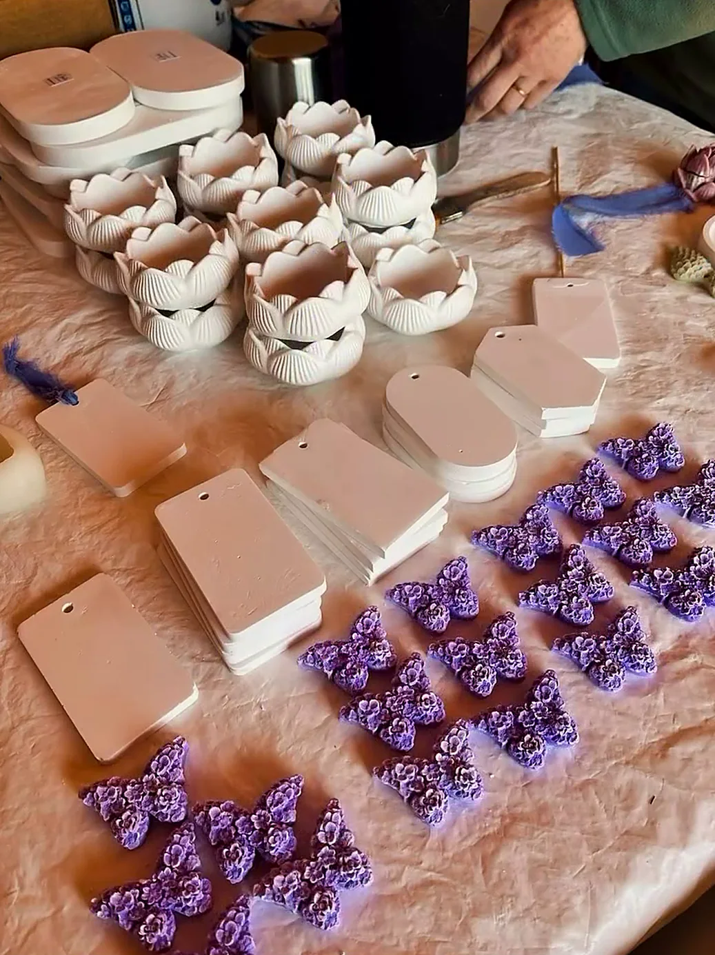 Cajitas de yeso y mariposas de cera preparadas para souvenirs