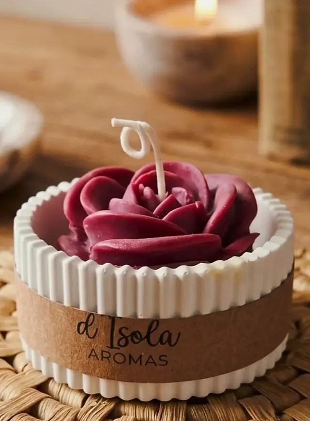 Vela de cera de soja con forma de rosa en maceta de yeso